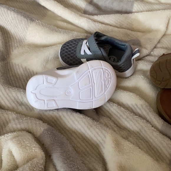 2 pairs of baby shoes. Hard soles. Tennis shoes and boots - Picture 4 of 4